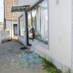 Pakettransporter kollidiert mit Wohnhaus – Hoher Sachschaden