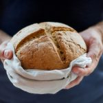 Öffentliche Brotprüfung im Park der Gärten